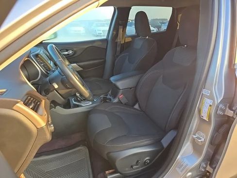 Used 2017 Jeep Cherokee Latitude w/ Safety/Convenience Group FWD image 6