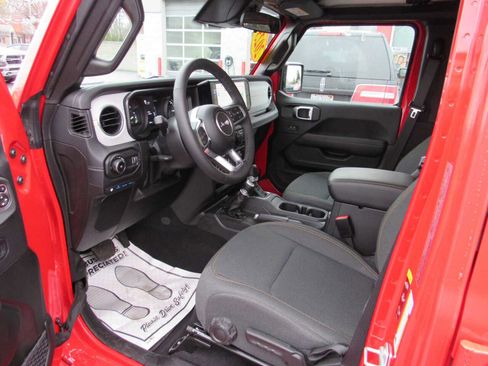 Used 2025 Jeep Wrangler Unlimited Sahara w/ Safety Group AWD/4WD image 13