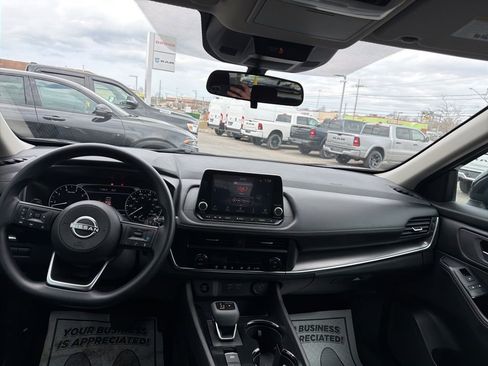 Used 2024 Nissan Rogue SV AWD/4WD image 3