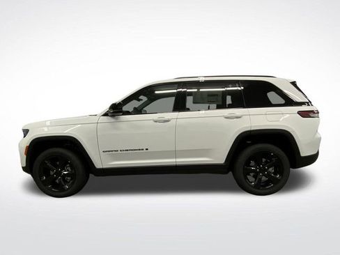 New 2025 Jeep Grand Cherokee Altitude image 12