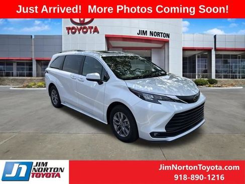 Used 2026 Toyota Sienna XLE FWD image 1