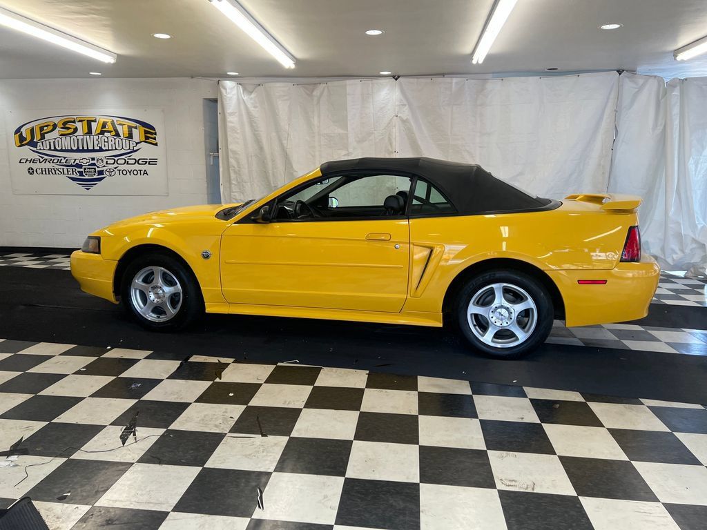 Used 2004 Ford Mustang Convertible RWD image 9
