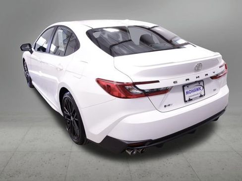 Used 2025 Toyota Camry SE image 3