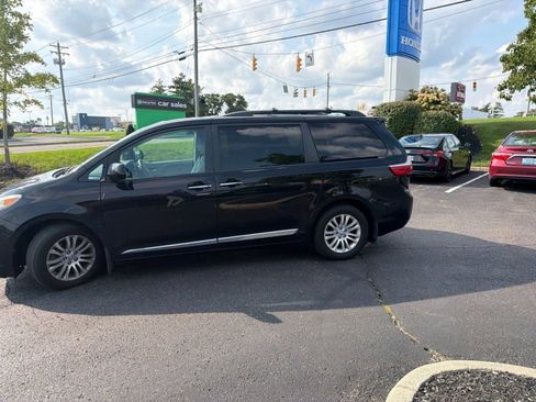 Used 2017 Toyota Sienna XLE Premium w/ Protection Package FWD image 6