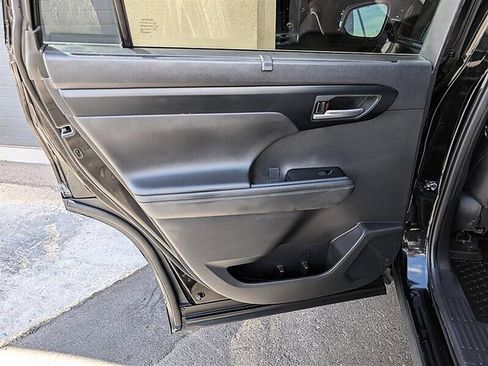 Used 2025 Toyota Highlander XLE AWD/4WD image 26