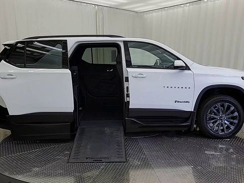 Used 2023 Chevrolet Traverse RS image 9