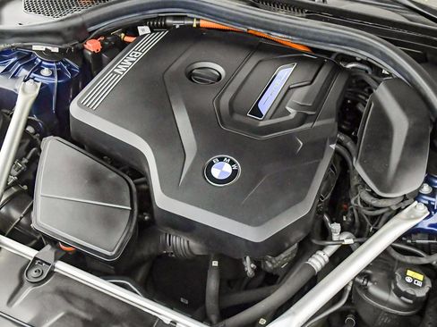 Certified 2022 BMW 530e w/ Premium Package image 29