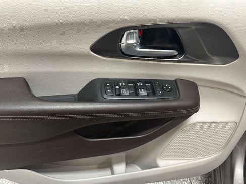 Used 2018 Chrysler Pacifica Touring-L Plus w/ Tire & Wheel Group FWD image 17