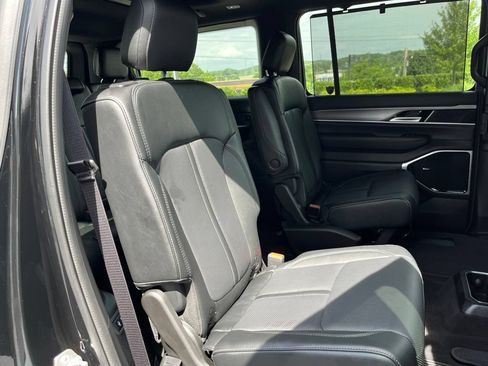 Used 2025 Jeep Wagoneer Series III w/ Premium Group I AWD/4WD image 27