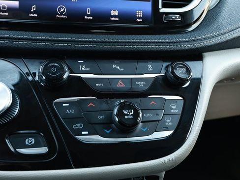 Used 2023 Chrysler Pacifica Touring-L FWD image 19