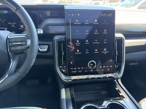Used 2025 GMC Yukon XL AT4 w/ AT4 Premium Plus Package AWD/4WD image 31