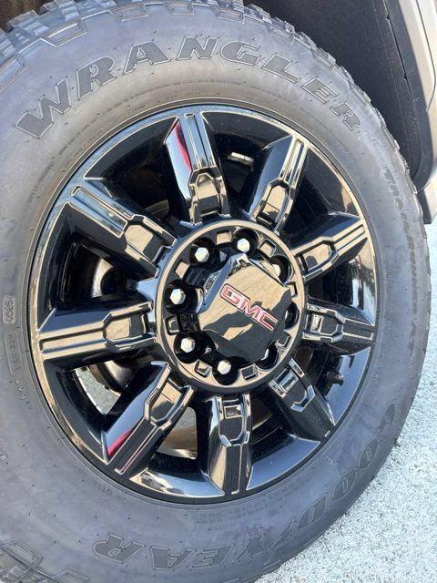 Used 2024 GMC Sierra 2500 AT4 w/ AT4 Premium Plus Package AWD/4WD image 13