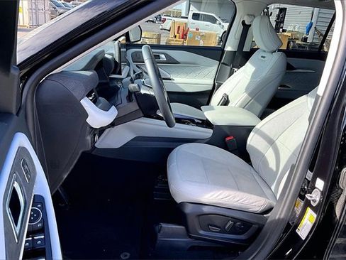 Used 2025 Ford Explorer Platinum w/ Ultimate Package image 5