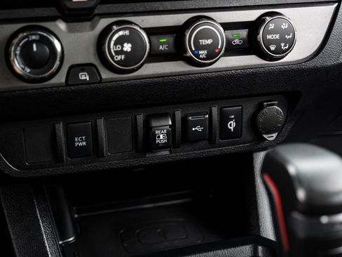 Used 2020 Toyota Tacoma TRD Off-Road AWD/4WD image 25