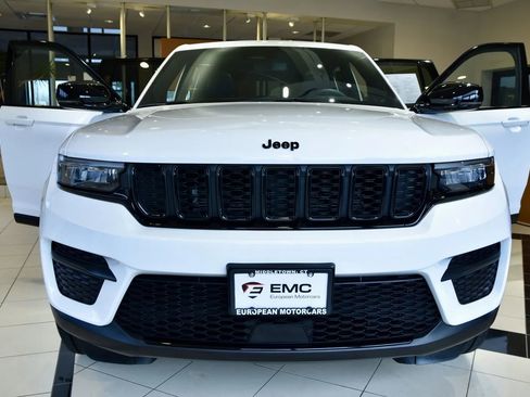 Used 2023 Jeep Grand Cherokee Altitude image 2