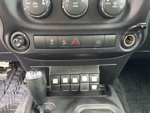 Used 2016 Jeep Wrangler Unlimited Rubicon w/ Connectivity Group image 57