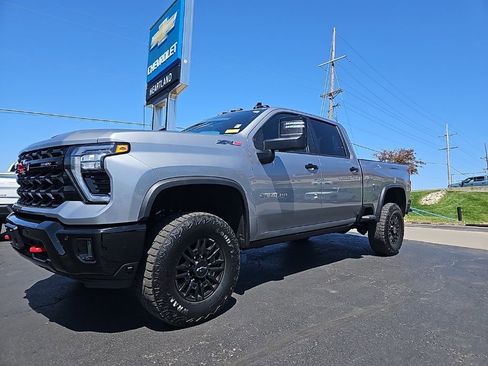 Used 2025 Chevrolet Silverado 2500 ZR2 w/ Technology Package AWD/4WD image 2