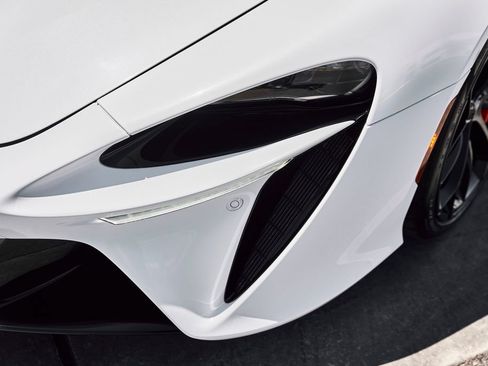 Used 2024 McLaren Artura RWD image 9