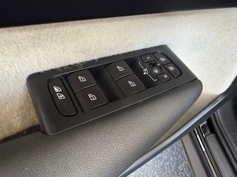 Used 2019 Volvo XC40 T5 Momentum image 37