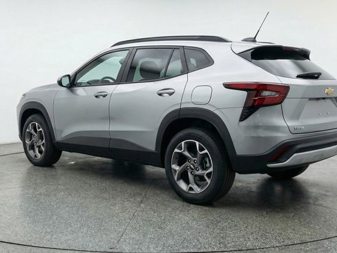 Used 2025 Chevrolet Trax LT image 6