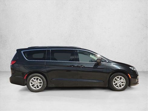 Used 2022 Chrysler Pacifica Touring-L FWD image 4