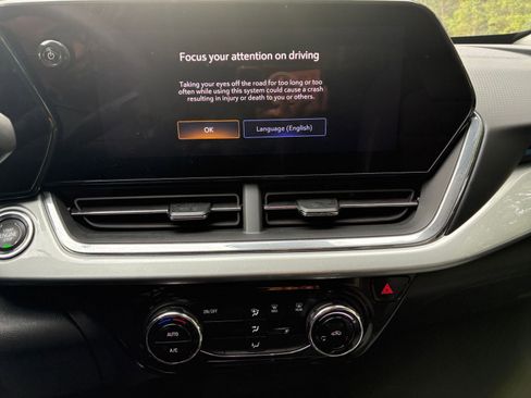 Used 2025 Chevrolet Trax LT image 17