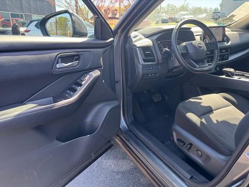 Used 2025 Nissan Rogue SV image 14