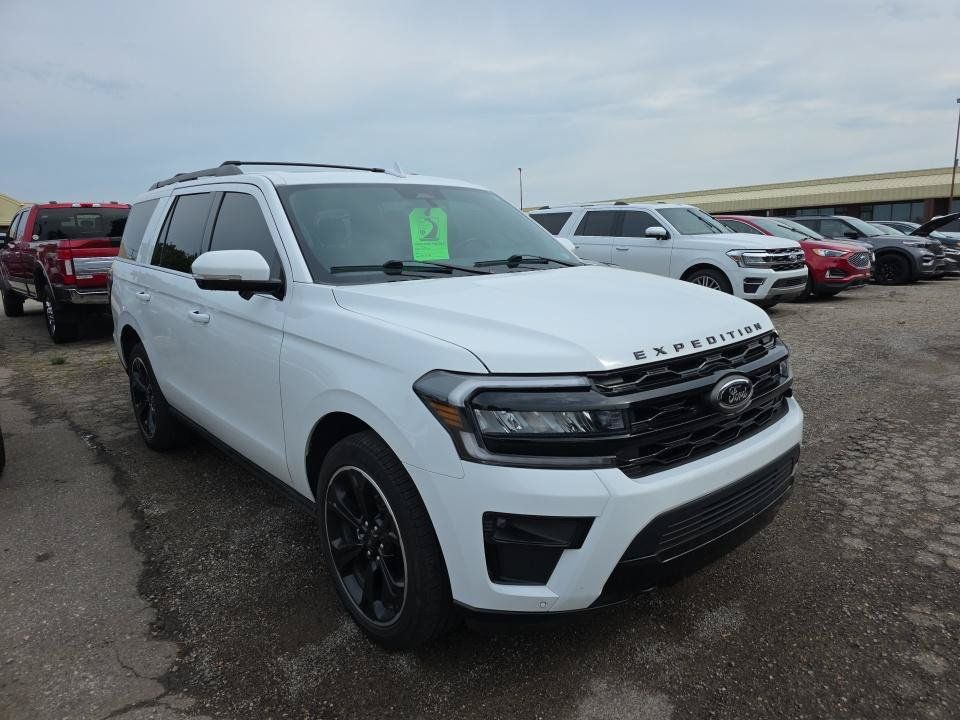 Used 2023 Ford Expedition Limited AWD/4WD image 2