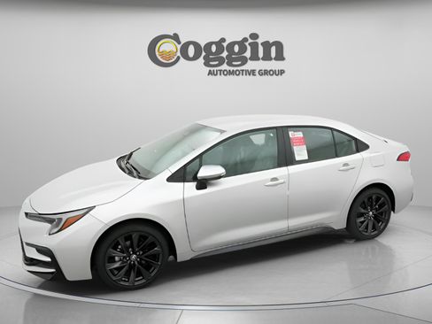 Used 2025 Toyota Corolla SE FWD image 3