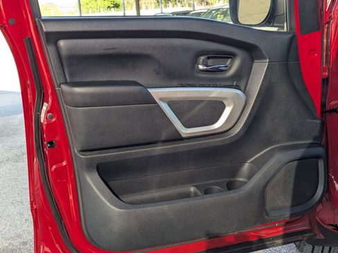 Used 2020 Nissan Titan SV image 11