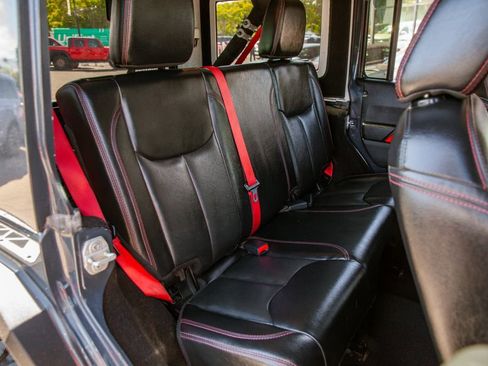 Used 2018 Jeep Wrangler Unlimited Rubicon AWD/4WD image 12
