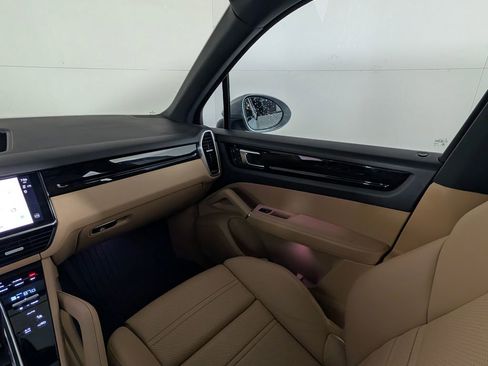 Certified 2023 Porsche Cayenne Platinum Edition image 23