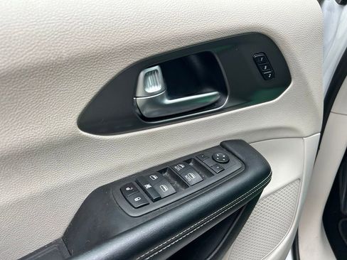 Used 2022 Chrysler Pacifica Touring-L FWD image 10