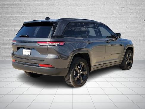 Used 2023 Jeep Grand Cherokee Altitude AWD/4WD image 4