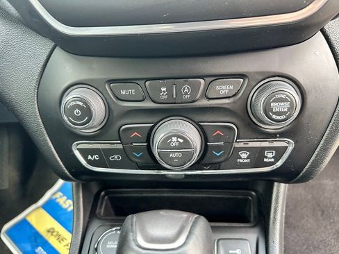 Used 2023 Jeep Cherokee Altitude Lux image 23