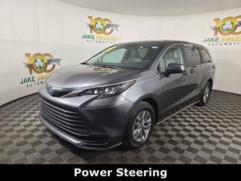 Used 2025 Toyota Sienna LE image 3