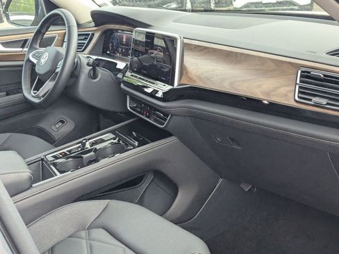 Used 2025 Volkswagen Atlas SE image 30