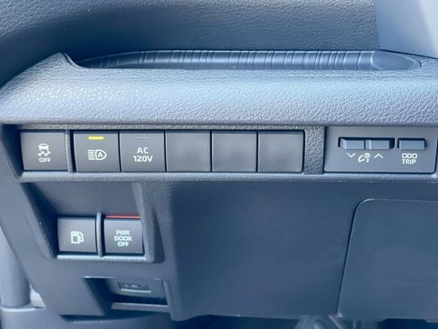 Used 2026 Toyota Sienna Limited FWD image 22