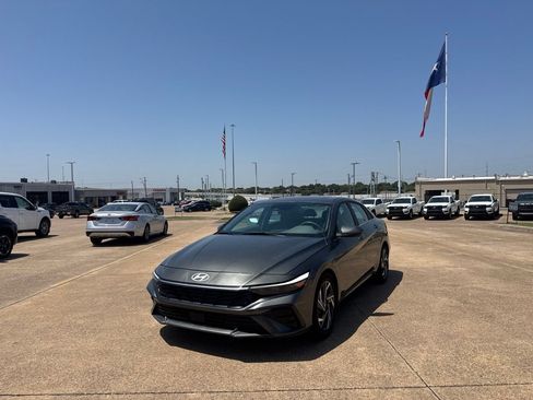 Used 2025 Hyundai Elantra SEL FWD image 7
