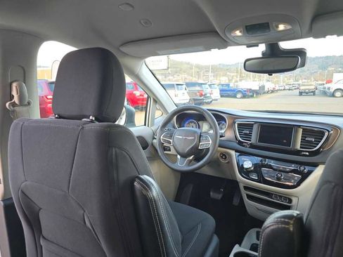 Used 2023 Chrysler Voyager LX image 10