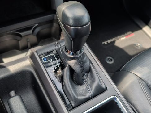 Used 2019 Toyota Tacoma TRD Off-Road AWD/4WD image 38