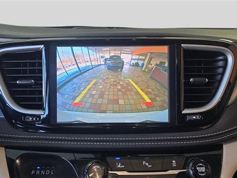 Used 2024 Chrysler Pacifica Select image 22