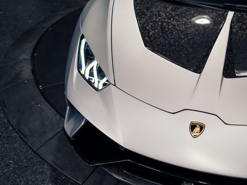 Used 2018 Lamborghini Huracan Performante AWD/4WD image 3
