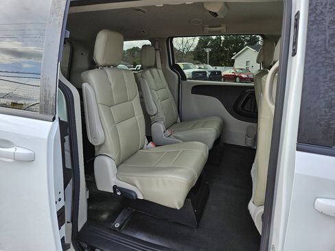 Used 2018 Dodge Grand Caravan SE image 30