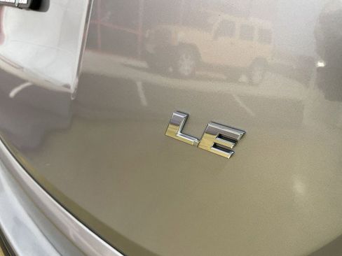 Used 2018 Toyota RAV4 LE FWD image 27