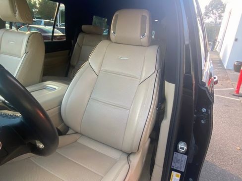 Used 2024 Cadillac Escalade Premium Luxury image 5