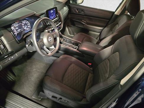 Used 2025 Nissan Pathfinder SV AWD/4WD image 17