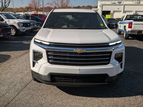 Used 2025 Chevrolet Traverse LT image 3