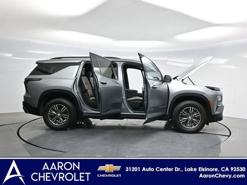 Used 2025 Chevrolet Traverse LT AWD/4WD image 3