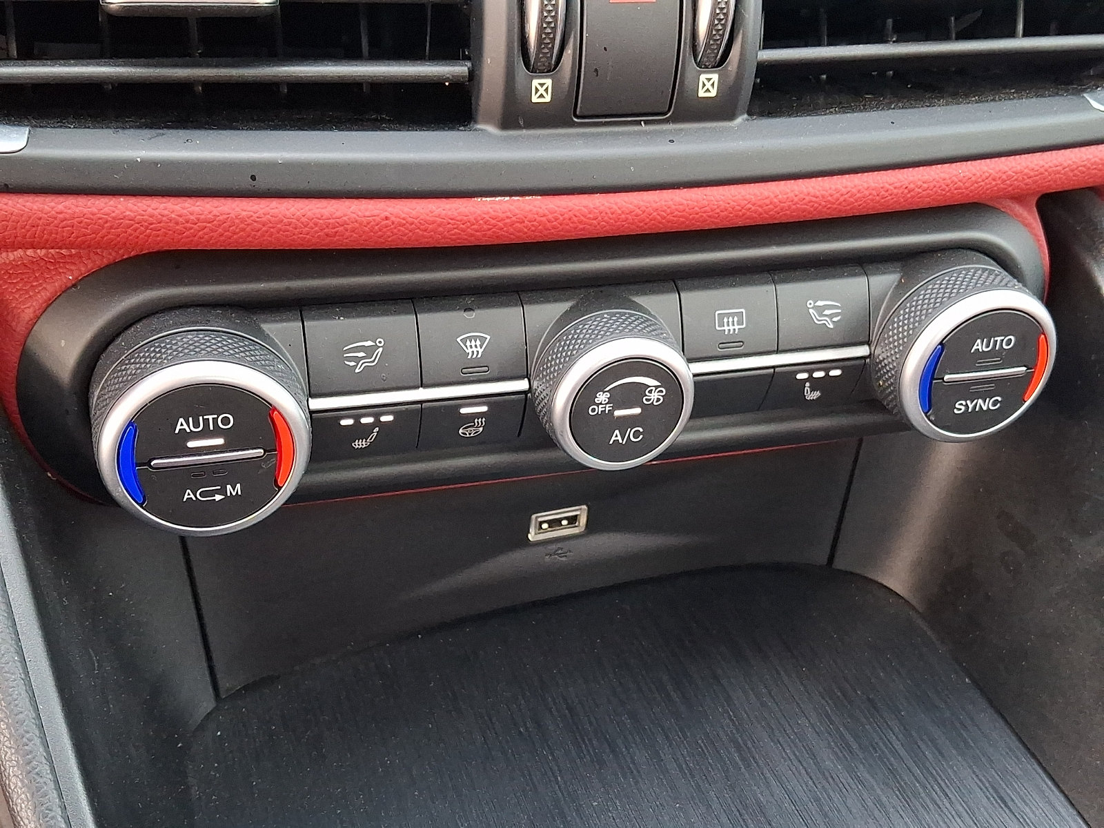 Used 2018 Alfa Romeo Giulia AWD image 16